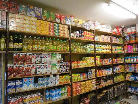 Boom di minimarket stranieri. E quelli italiani chiudono