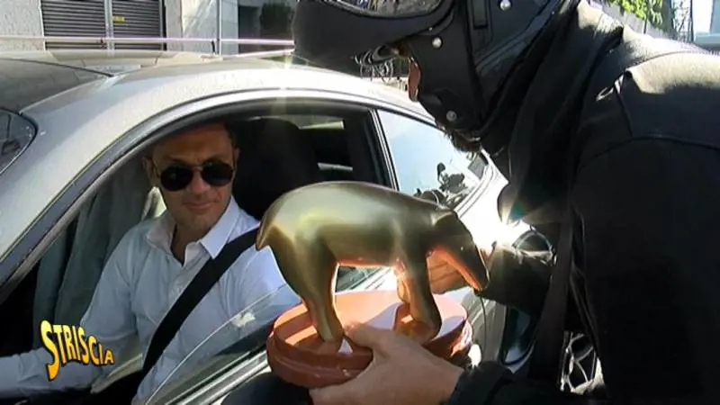 Milan, Striscia La Notizia consegna il Tapiro d'Oro a Maldini