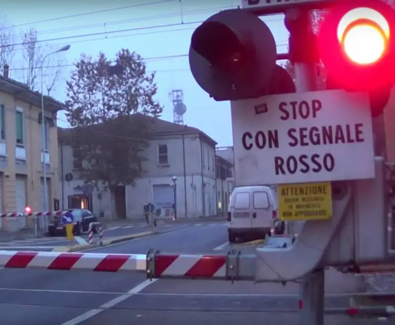 Ravenna, minaccia di uccidersi, poi ferisce agenti: preso senegalese