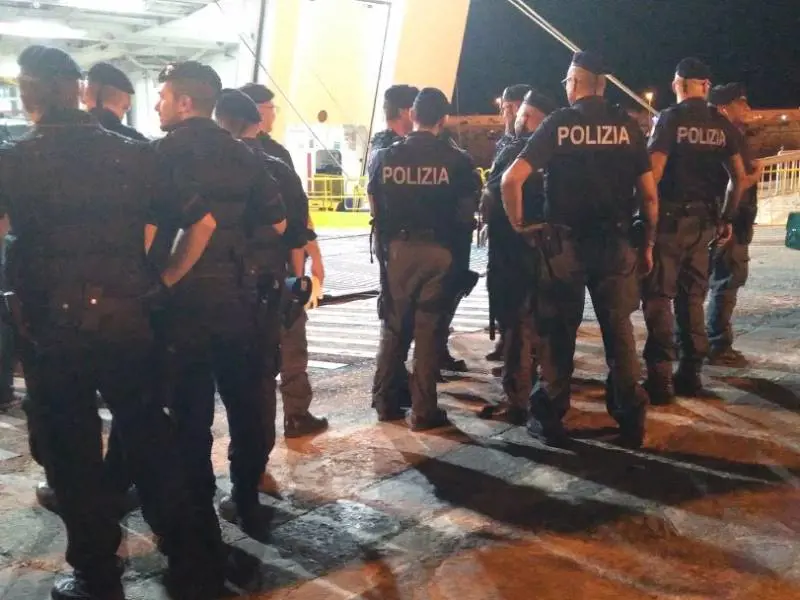 Sbarchi in aumento, la denuncia dei poliziotti: "Colleghi contagiati dalla tubercolosi"