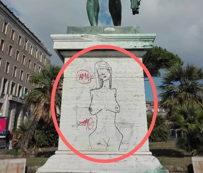 Deturpata la statua di Ottaviano Augusto con disegni osceni