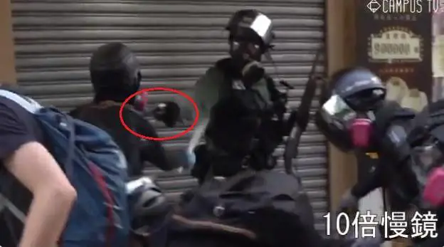 Hong Kong, la polizia spara: un manifestante ferito. Evacuato il parlamento