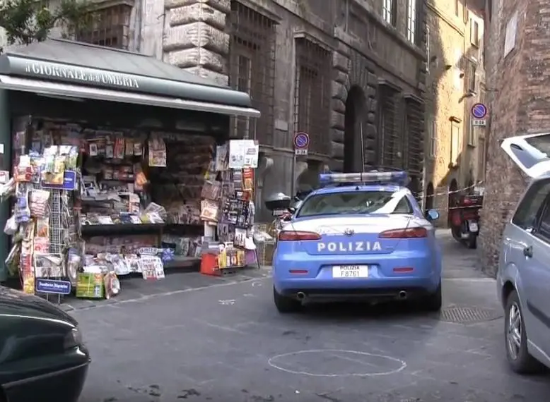 Perugia, lo straniero "complottista" attacca agenti: "Mi perseguitano"