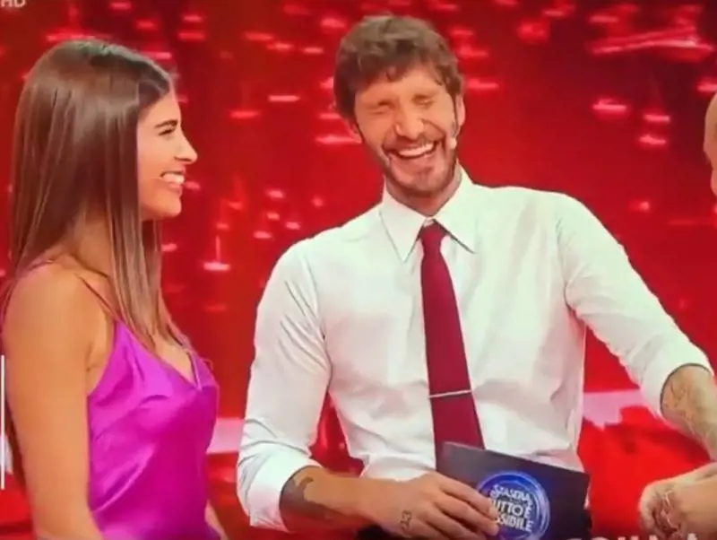 Ariadna Romero "prova" a cantare. La sua esibizione a "Stasera tutto è possibile" è esilarante