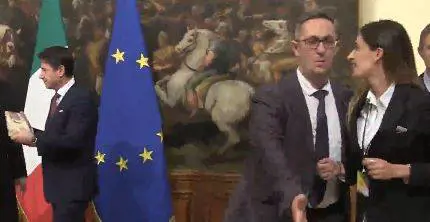 La Iena col parmigiano. E Conte s'infuria subito: "Così non difendi l'Italia"