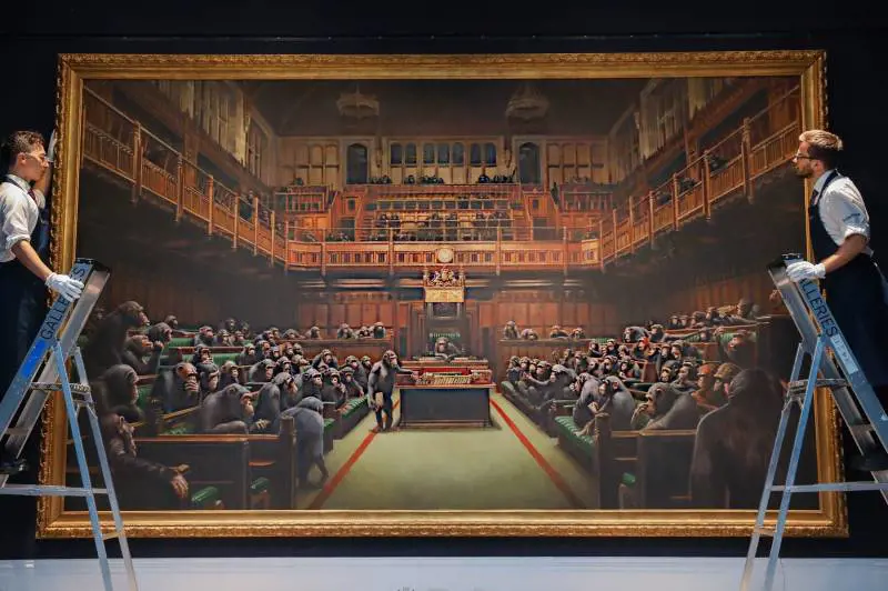 Deputati come scimmie. La Brexit va all'asta e fa il record con Banksy