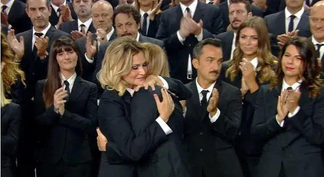 Simona Ventura abbraccia Alessia Marcuzzi: la pace negli studi de Le Iene