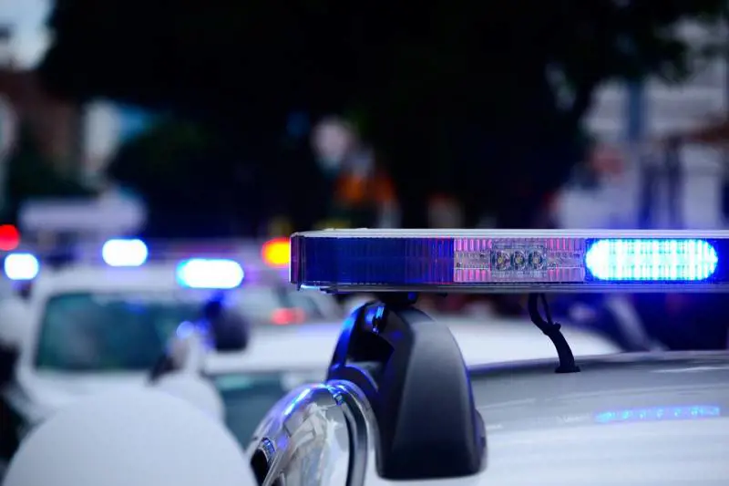 Notte di follia: uno straniero gira armato e assale i poliziotti