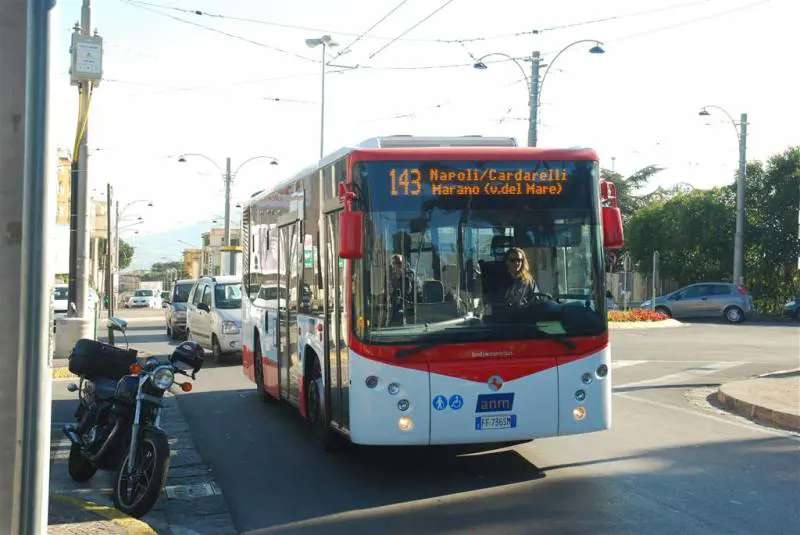 Teppisti frantumano i vetri di un autobus: ferita una passeggera