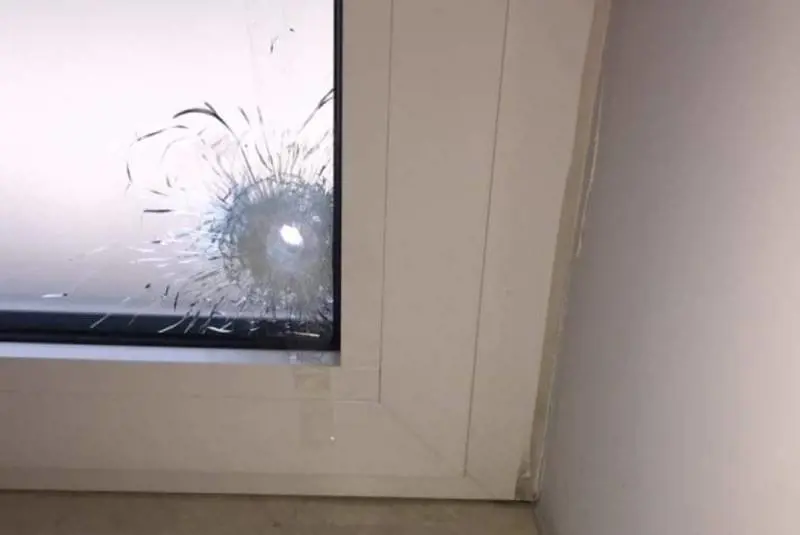 Sparano cinque colpi su un’abitazione e per poco non colpiscono un sacerdote