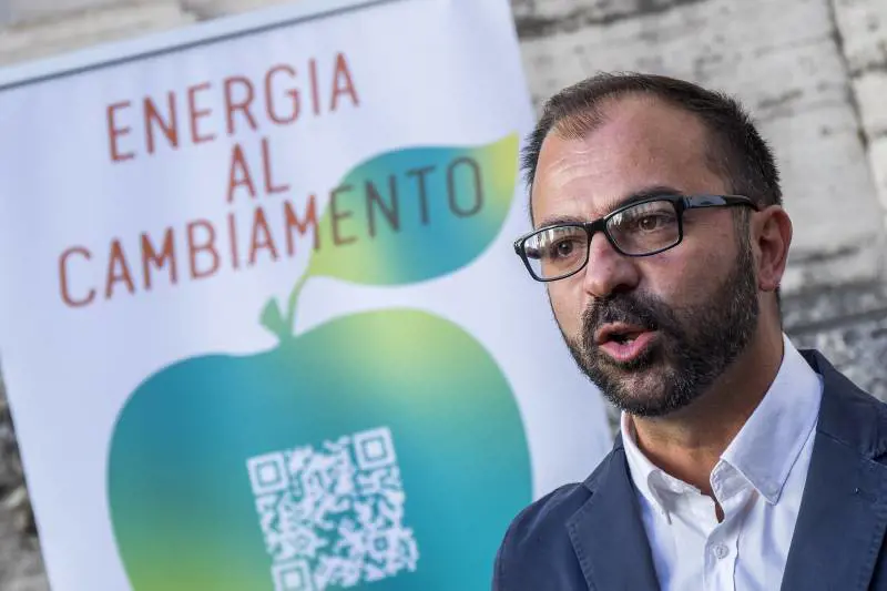 M5S e Pd vogliono tenersi (ancora) Fioramonti: "Non ti dimettere"