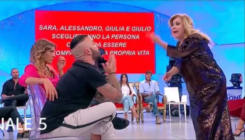 Lite violenta a Uomini e Donne: Tina Cipollari contro Er Faina