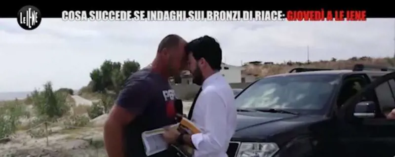 Le Iene, l'aggressione a Monteleone e troupe: "Vi ammazzo tutti"