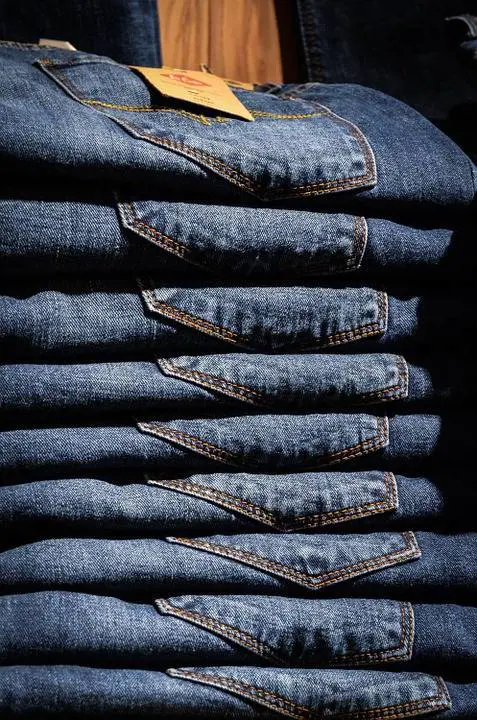 Le contromisure dell'Ue contro i dazi degli Usa: ​nel mirino jeans e scarpe