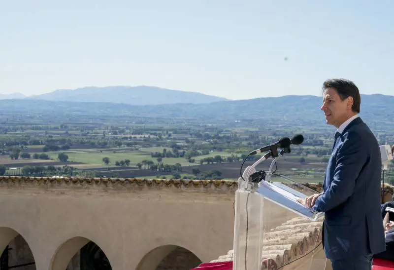 L'ultima di Conte: da avvocato del popolo a "nuovo" San Francesco