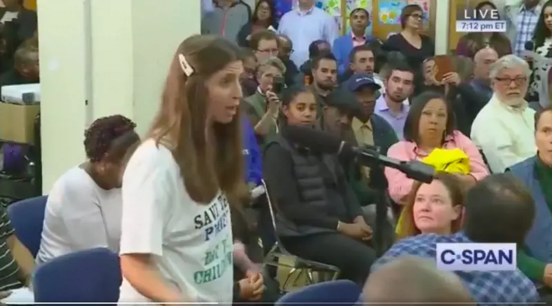 Usa, donna a comizio di Aoc delira: "Mangiamo i bambini per salvare il pianeta"
