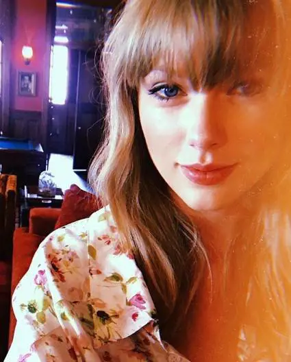 Taylor Swift impazzisce per le banane dopo l'anestesia