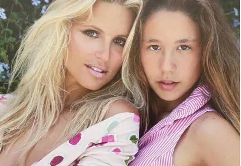 "Ora sei una donna". La foto revival di Michelle Hunziker e sua figlia Aurora