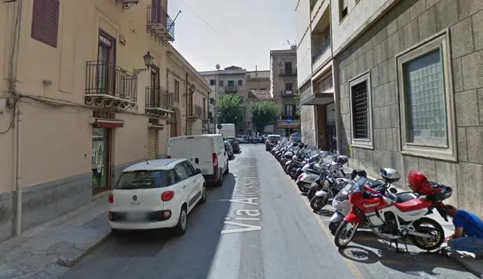 Cerca sesso a pagamento, ma le prostitute lo rapinano