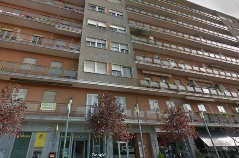 Tragedia a Brescia, uccide la moglie e tenta il suicidio