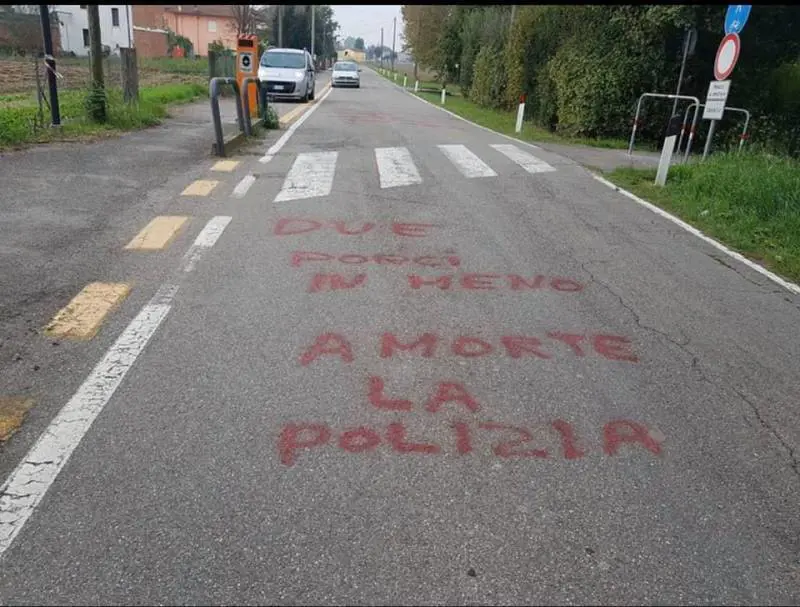Trieste, la scritta choc a Modena: "Due porci in meno, polizia a morte"