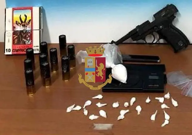 Blitz dei poliziotti, scoperte armi e cocaina