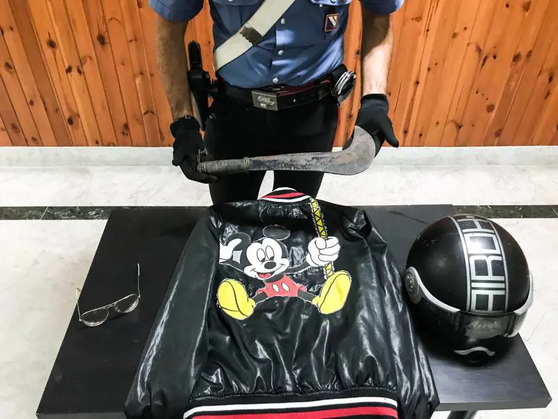 Automobilista aggredito con una roncola per dieci euro