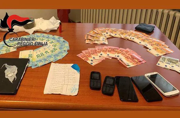 Reggio Emilia, due immigrati fuggono seminando dosi di cocaina