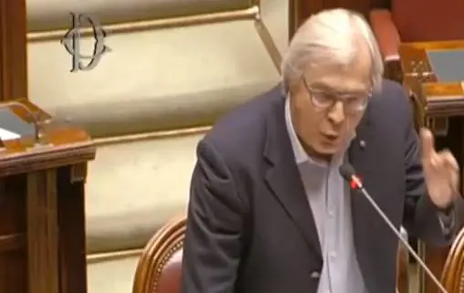 Taglio parlamentari, Sgarbi contro Grillo e 5s: "Stupro dell'aula"