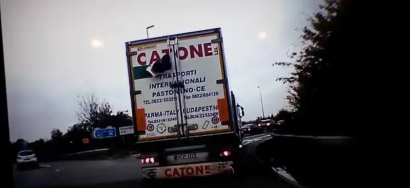 Inghilterra, immigrato sfonda portellone del camion in corsa