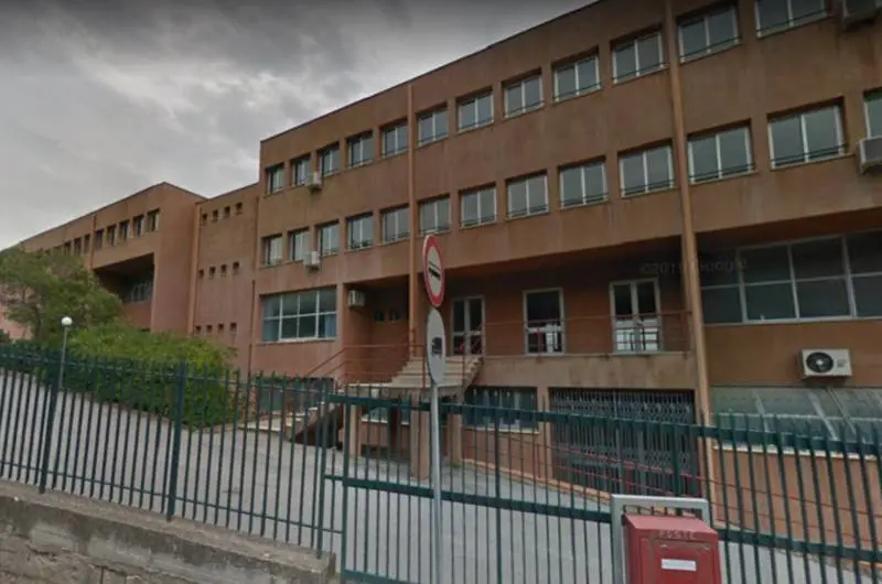 Cellulari in classe, la preside li autorizza: "Ma solo in due pause"