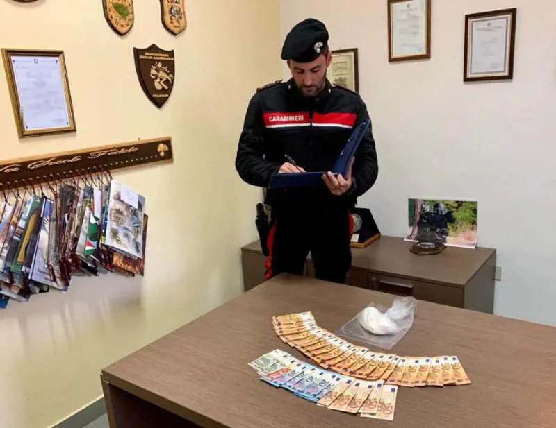 Palermo, lanciano la cocaina dal finestrino: arrestati due uomini