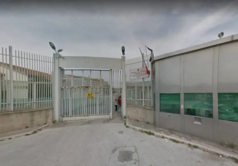 Dalla sua cella telefona ai carabinieri: polemica a Foggia