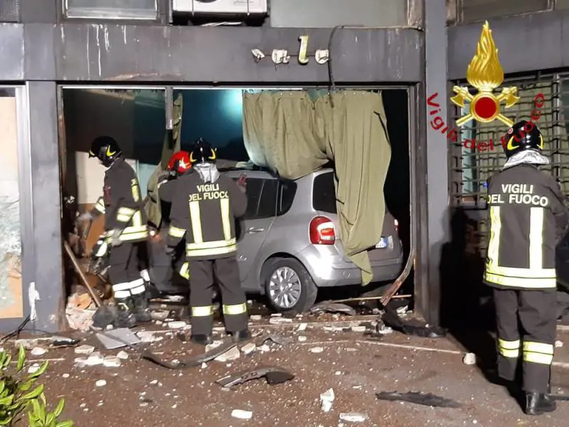 Sfonda la vetrina del negozio per scappare alla polizia