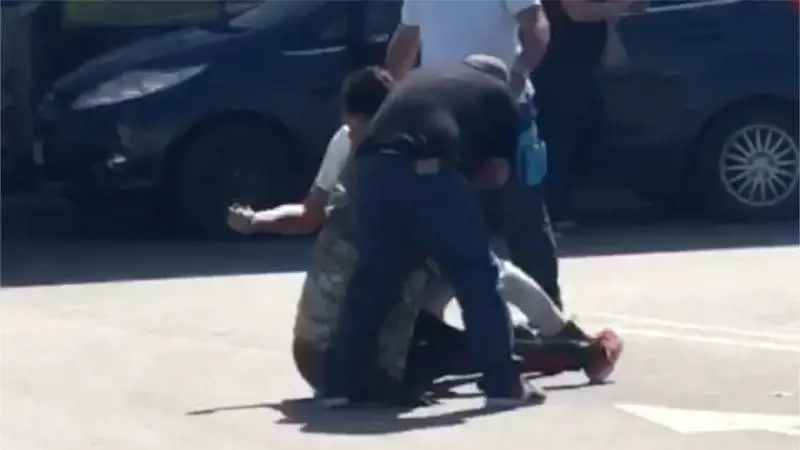 La colluttazione, poi il tunisino sfila la pistola alla vigilessa: ecco il video