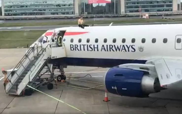 Manifestante per il clima blocca un aereo pronto al decollo a Londra
