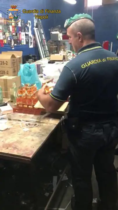 Scoperto laboratorio clandestino di profumi falsi