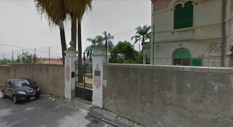 Messina, pietre contro auto: agenti salvano straniero da linciaggio