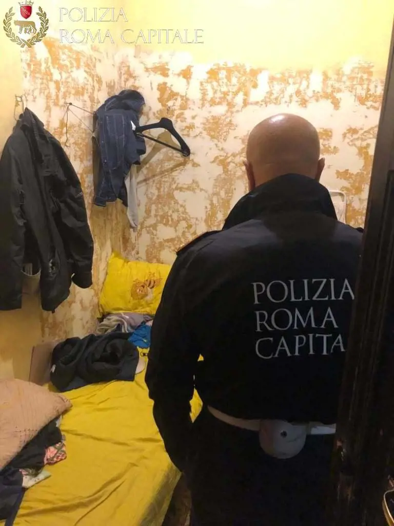 Appartamento di bengalesi sovraffollato. Sequestri al Colosseo