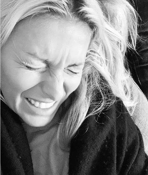 Federica Fontana si infortuna facendo yoga: "Ho perso la sensibilità nel pollice"