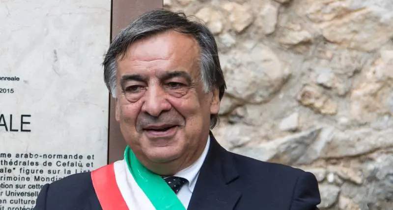 Leoluca Orlando diventa una sardina: "Segno di vitalità democratica"