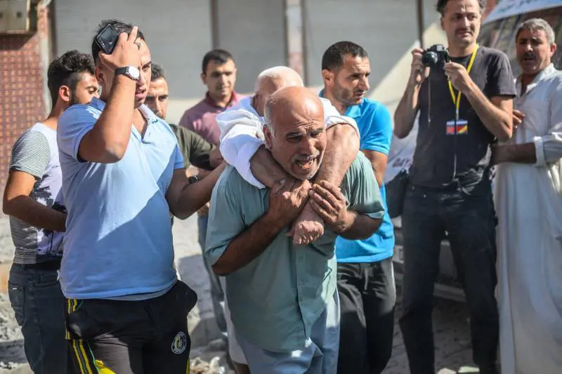 In Siria è già catastrofe umanitaria: "130 mila profughi verso il confine con l'Iraq"
