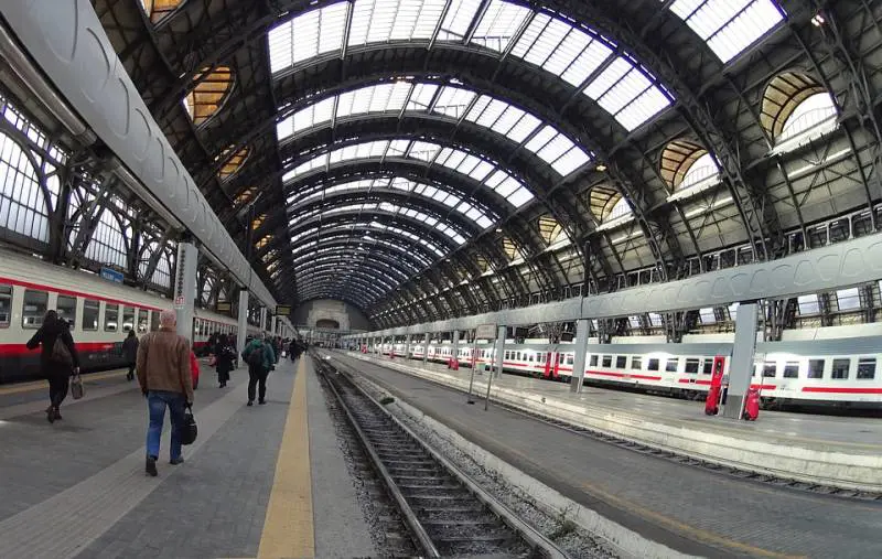 Milano, violenta lite tra mendicanti per il posto migliore