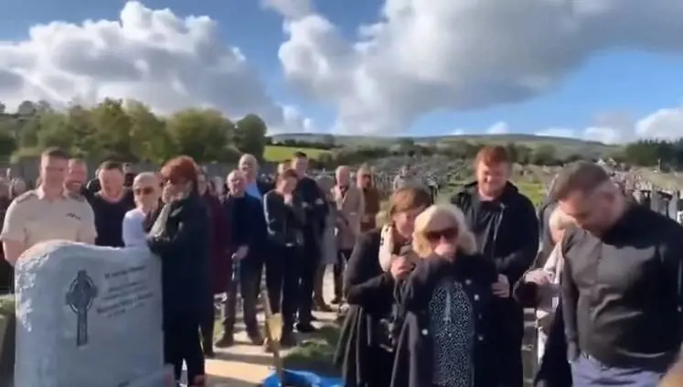 "Toc toc, mi sentite?": il morto bussa dalla bara durante il suo funerale