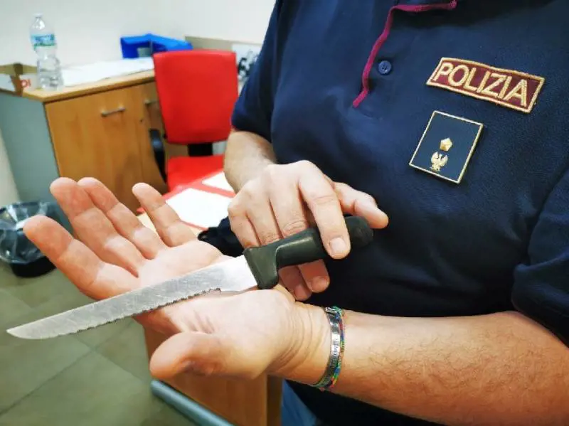 Senza biglietto e con un coltello nello zaino, denunciato
