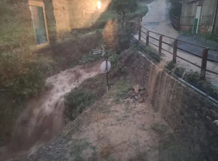 Maltempo a Genova: frane, allagamenti e scuole chiuse