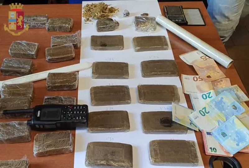 Roma, scoperto fortino della droga tra Acilia e Fiumicino: in manette due romani