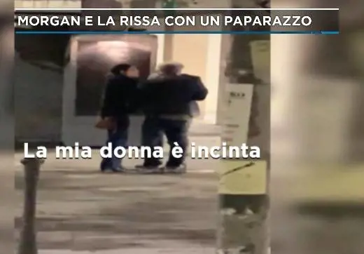 Mattino 5, video rissa tra Morgan e paparazzo: "La mia donna è incinta, co..."