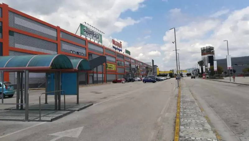 Rapinata impiegata di un centro commerciale: colpo da 130mila euro