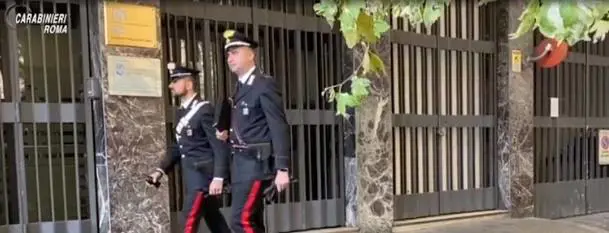 Rubano le identità a top manager pensionati per truffare enti e banche
